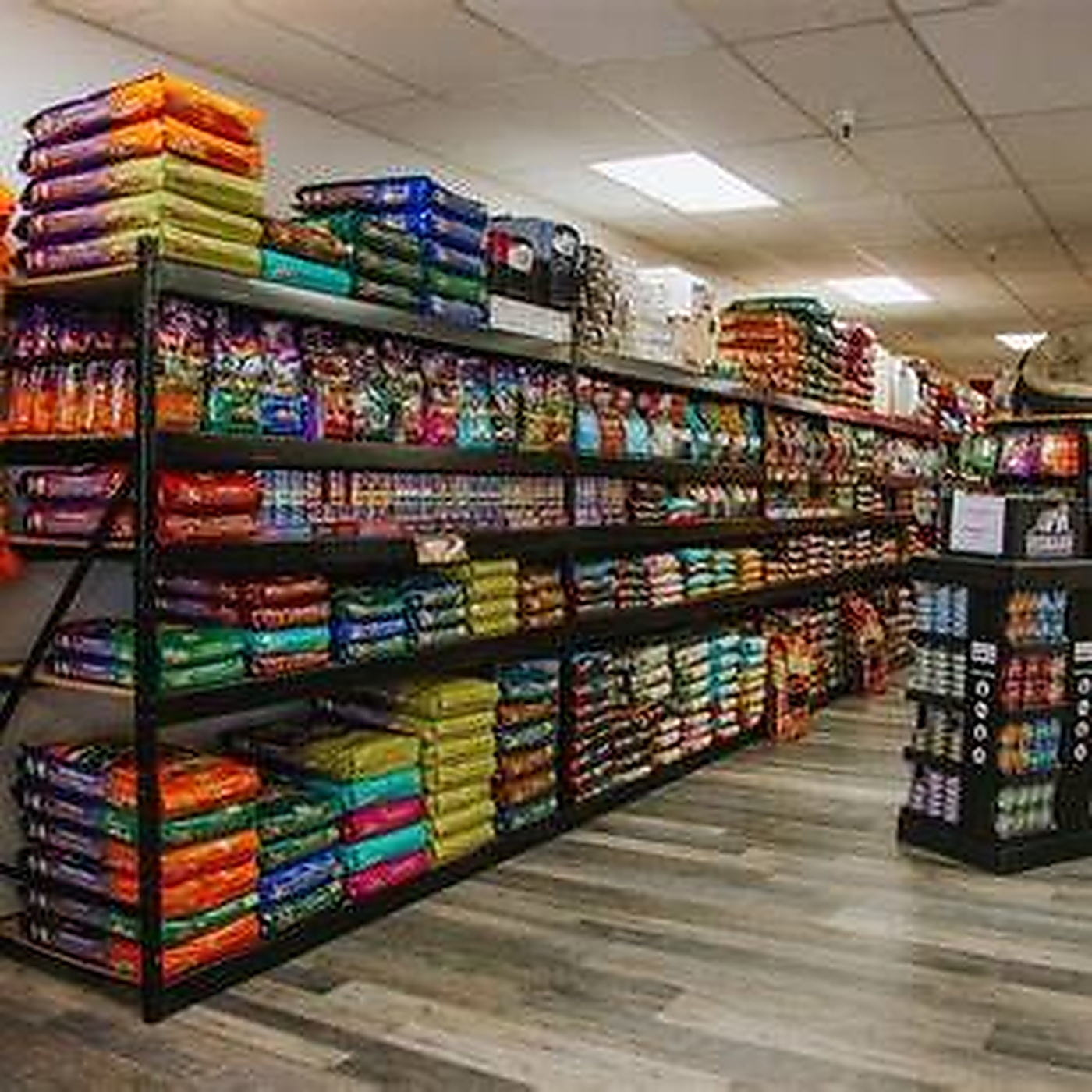 Pet shop com prateleiras de rações e produtos