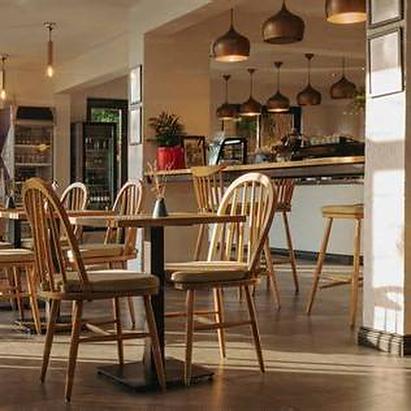 Ambiente real de restaurante com salão e atendimento